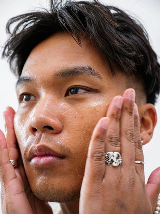 How to prevent and treat blackheads and large pores – boy doing skincare routine for oily skin